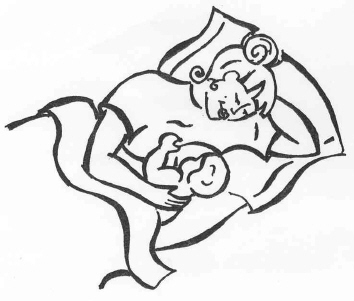 parent couché sur son côté et qui allaite son bébé au lit